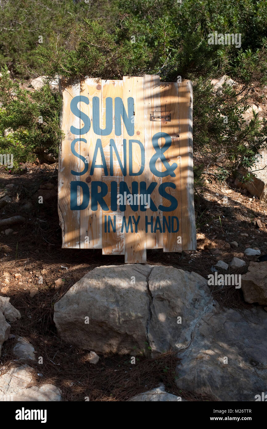 Divertenti segni di legno a cala gracioneta el chiringuito ristorante a Ibiza Foto Stock