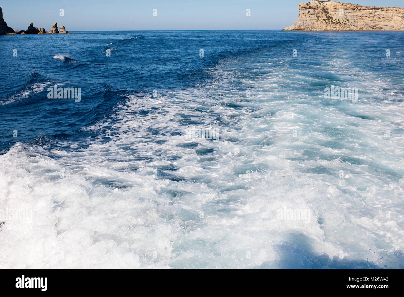 La scia di una barca nel Mediterraneo Foto Stock