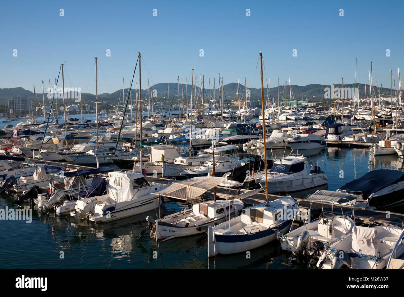 Le barche nel porto a San Antonio Ibiza Foto Stock