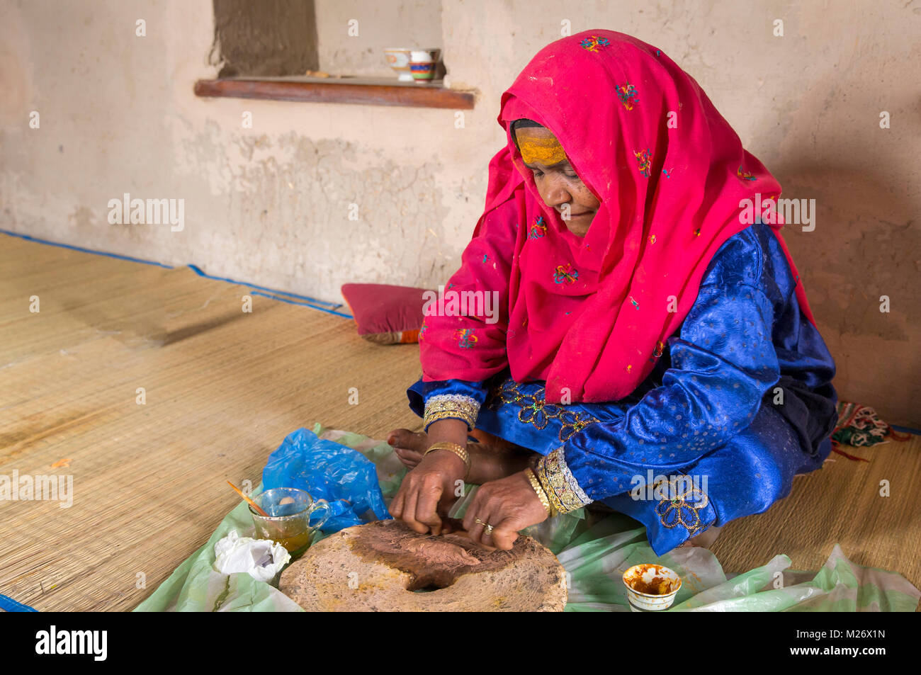 Nizwa, Oman, 2 Febbraio 2018: p;d donna che fa il legno di sandalo in polvere usato fatta in casa di prodotti cosmetici Foto Stock