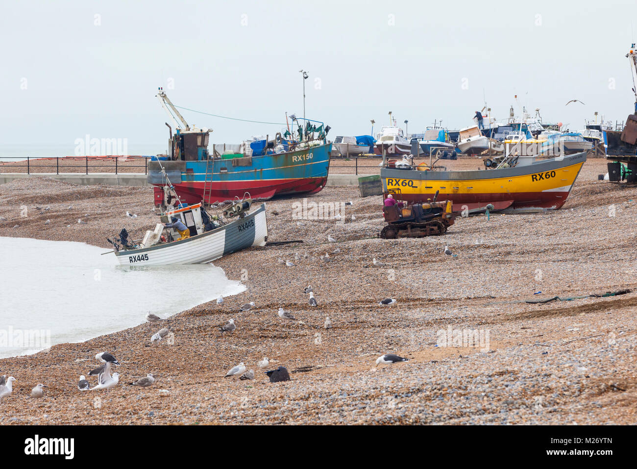 Una barca da pesca che viene tirata su Hastings Old Town Stade Fishermens Beach, East Sussex, Regno Unito Foto Stock