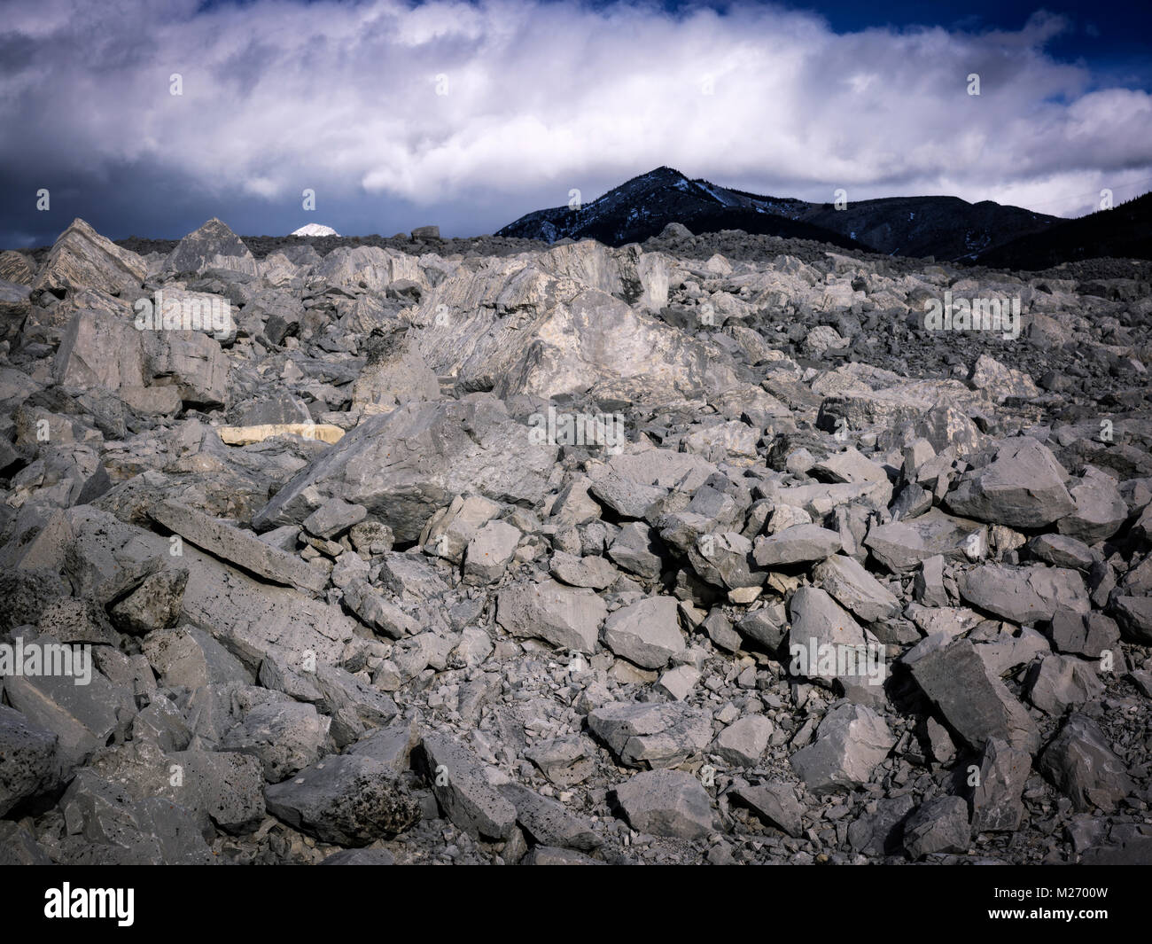 Massi da una roccia scorrere sul fianco di una montagna. Foto Stock