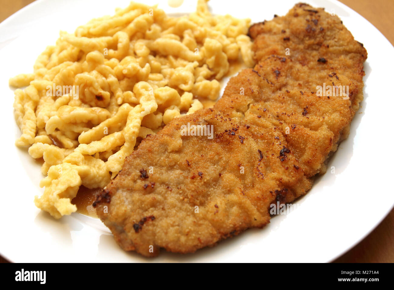 La Wiener Schnitzel con spaetzle Foto Stock