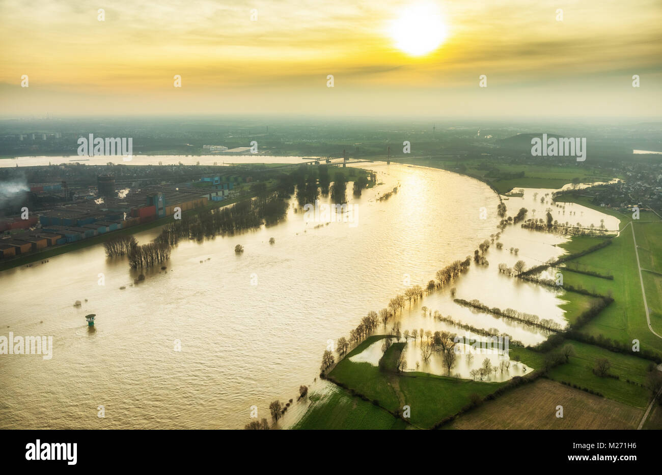 Diluvio Reno a valle della Beeckerwerth, proiettori sul Reno tra Duisburg, Dinslaken e Voerde nello stato della Renania settentrionale-Vestfalia. Livello picco dopo se Foto Stock