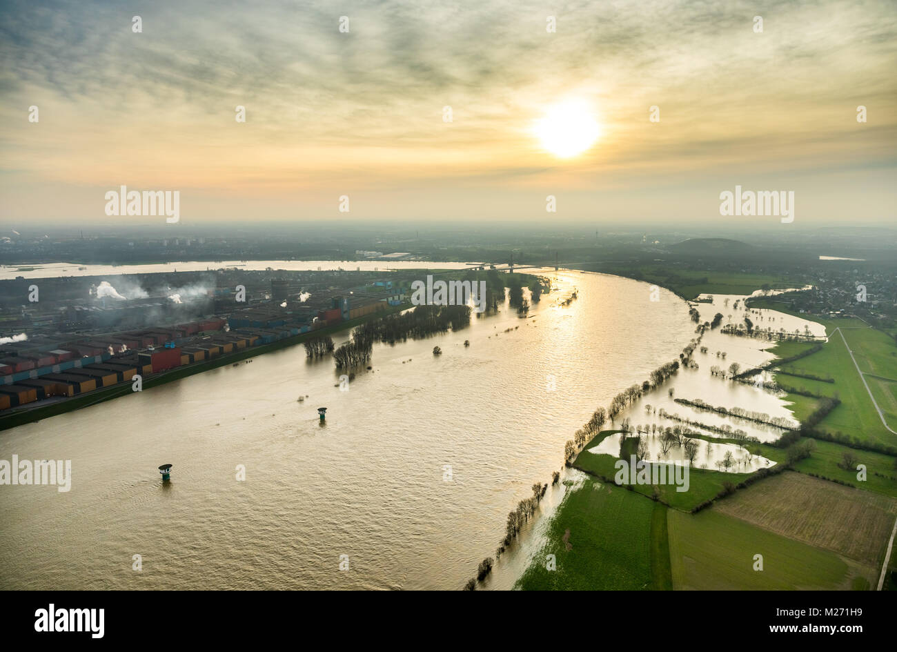 Diluvio Reno a valle della Beeckerwerth, proiettori sul Reno tra Duisburg, Dinslaken e Voerde nello stato della Renania settentrionale-Vestfalia. Livello picco dopo se Foto Stock