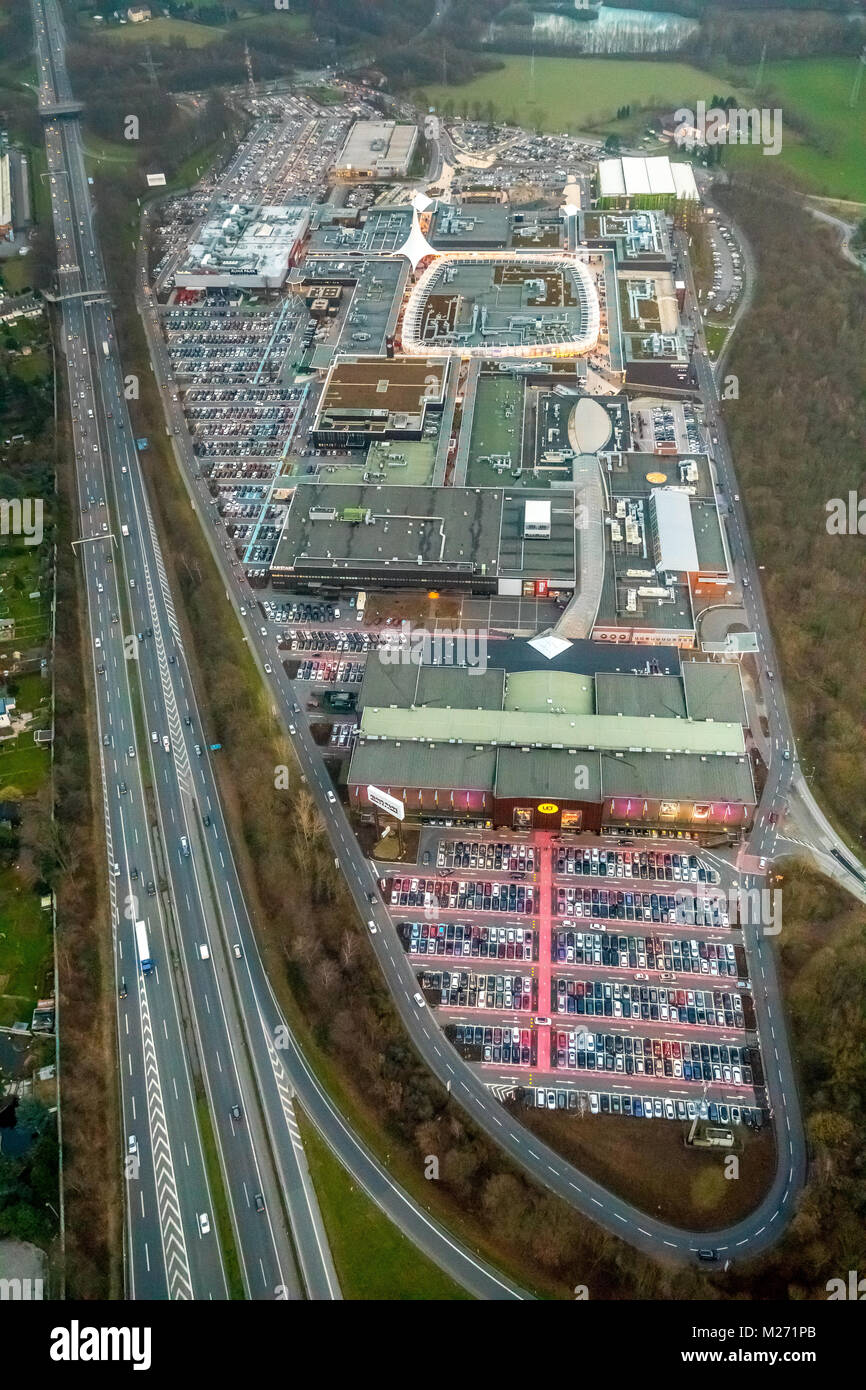 Centro commerciale Ruhr Park con piena di un parcheggio e di un nuovo oggetto zona per lo shopping e cinema UCI a Bochum nello stato federale del Nord Rhine-Westphal Foto Stock