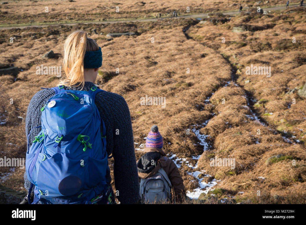 Due donne a piedi nel quartiere di picco, Derbyshire, Sheffield, England, Regno Unito Foto Stock