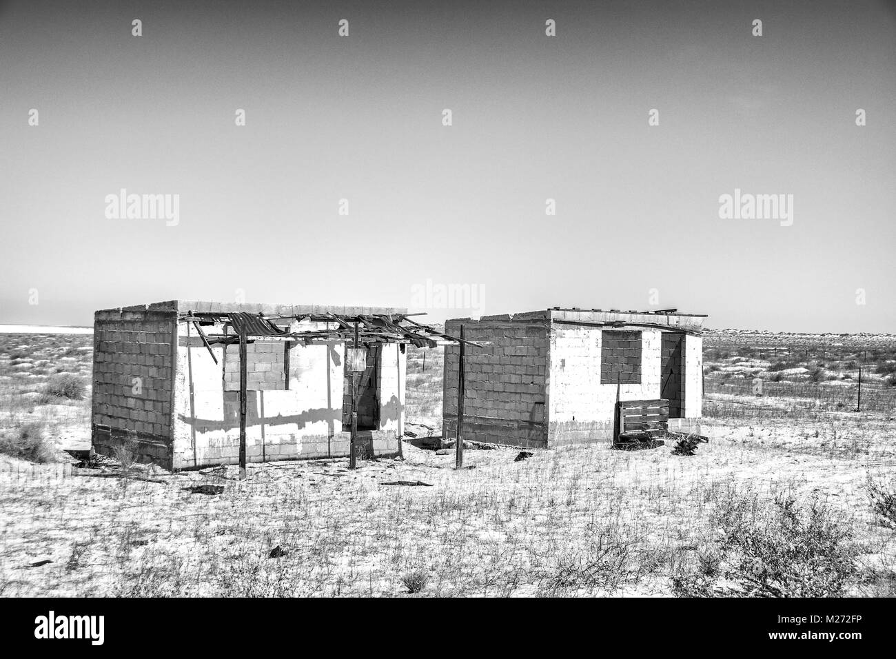 Due case abadoned fuori la Highway 1, a sud di Mulege sul mare di Cortez lato della penisola. Foto Stock