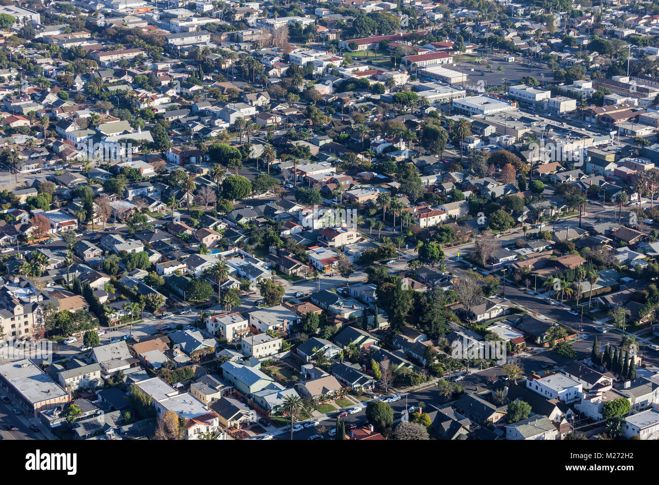 Vista aerea di edifici e strade vicino al parco di rose e quartieri Eastside a Long Beach in California. Foto Stock