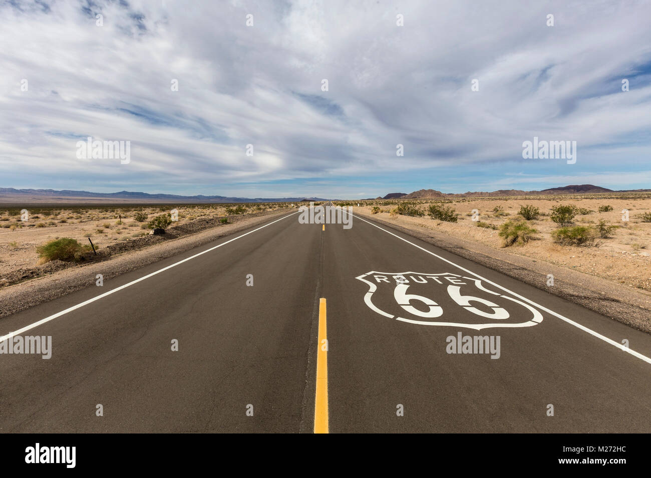 Route 66 attraversando il vasto deserto Mojave vicino Amboy California. Foto Stock