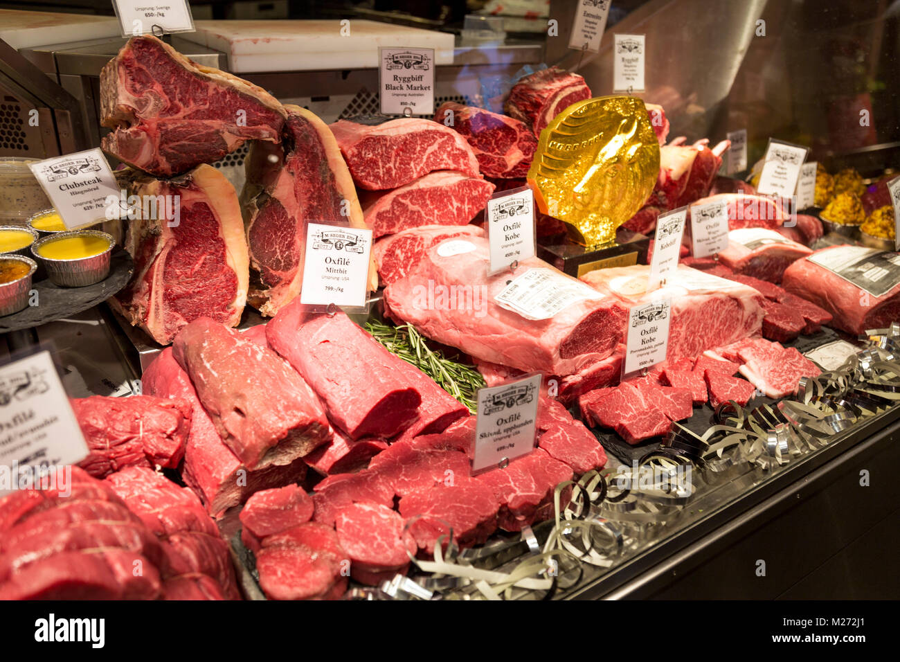 Visualizzazione di carne rossa, wagyu, in marmo le carni bovine in un negozio (Östermalms Saluhall, Stoccolma, Svezia) Foto Stock