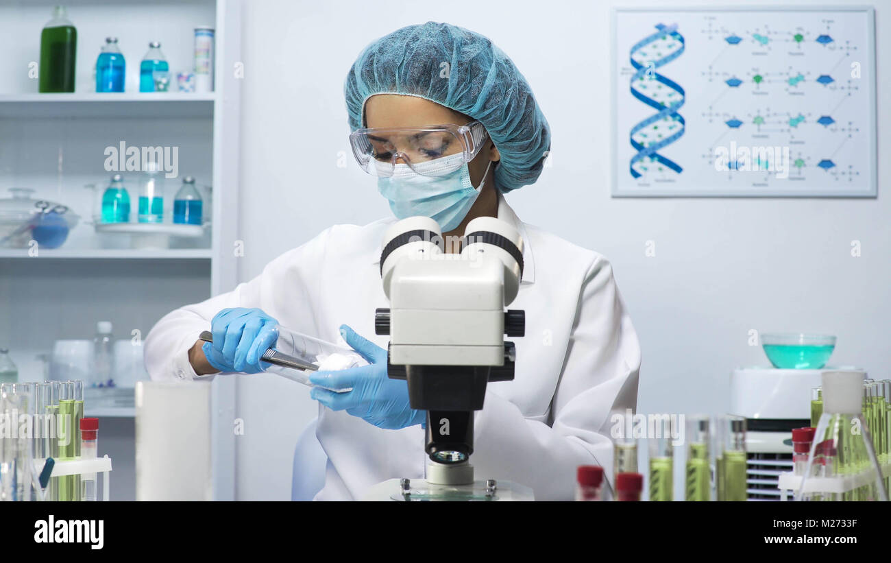 Razza mista femmina pulizia medic pallone tarato prima di ricerche biochimiche Foto Stock