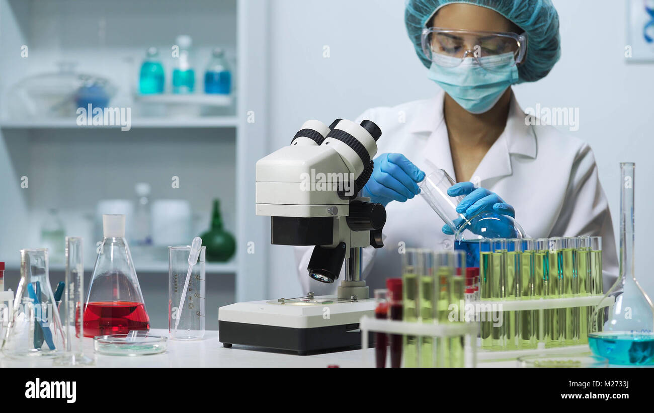 Mixed-gara bacteriologist lavorando in laboratorio, facendo prova medica, ricerca Foto Stock