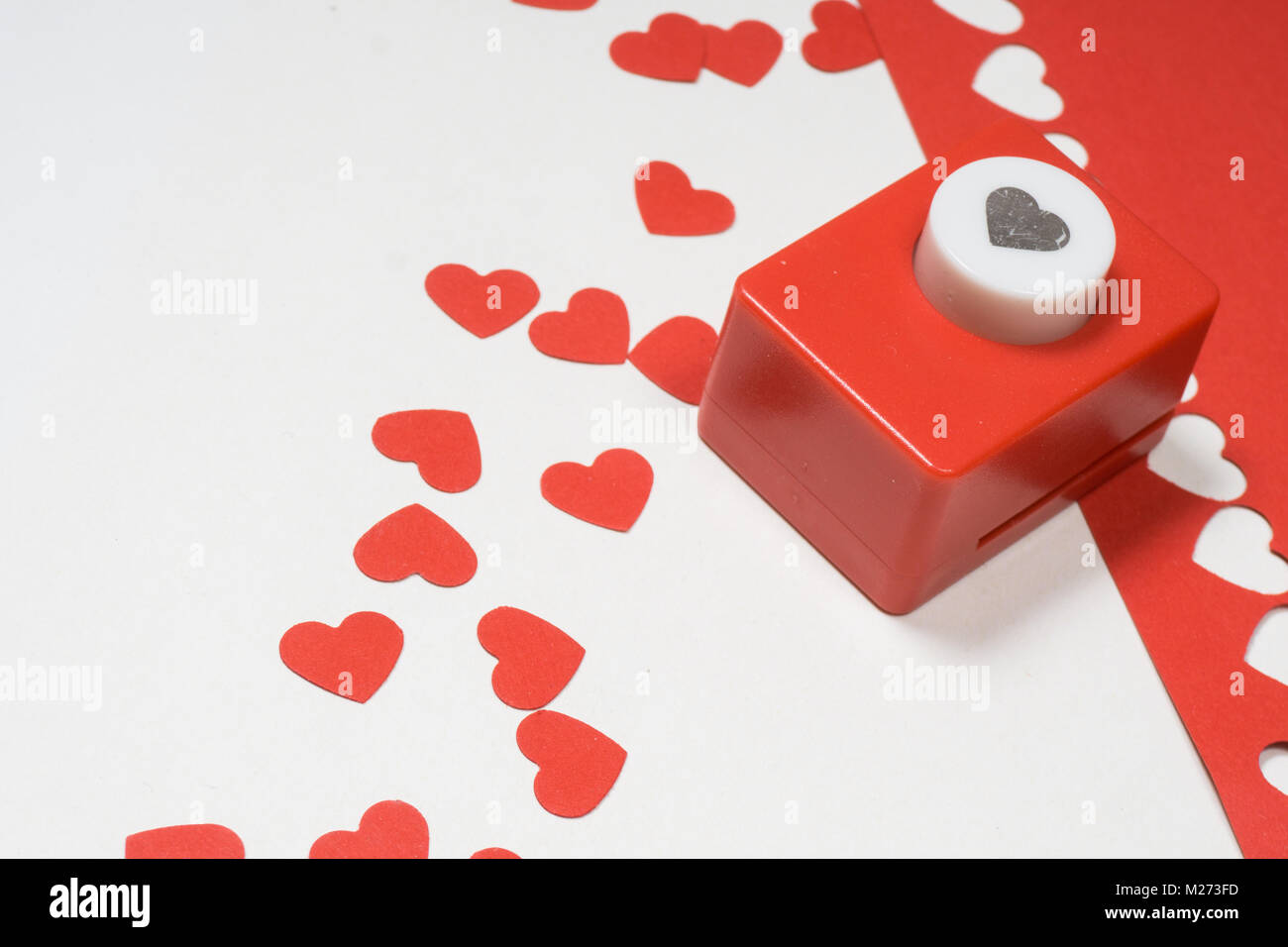 Decorazione per il giorno di San Valentino: perforatrice di carta