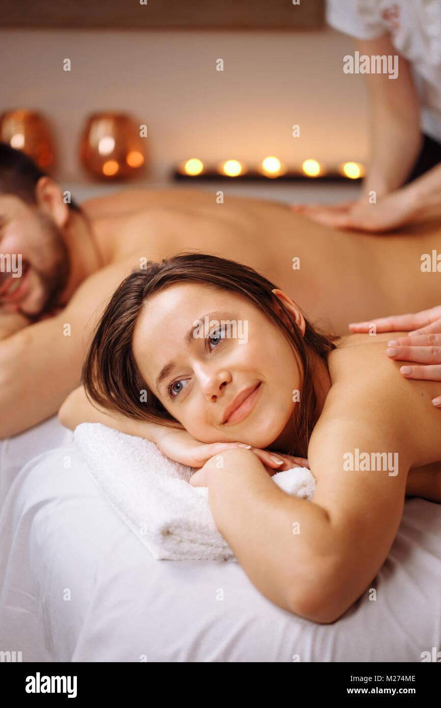 Coppia felice getting massaggi presso il centro benessere spa Foto Stock