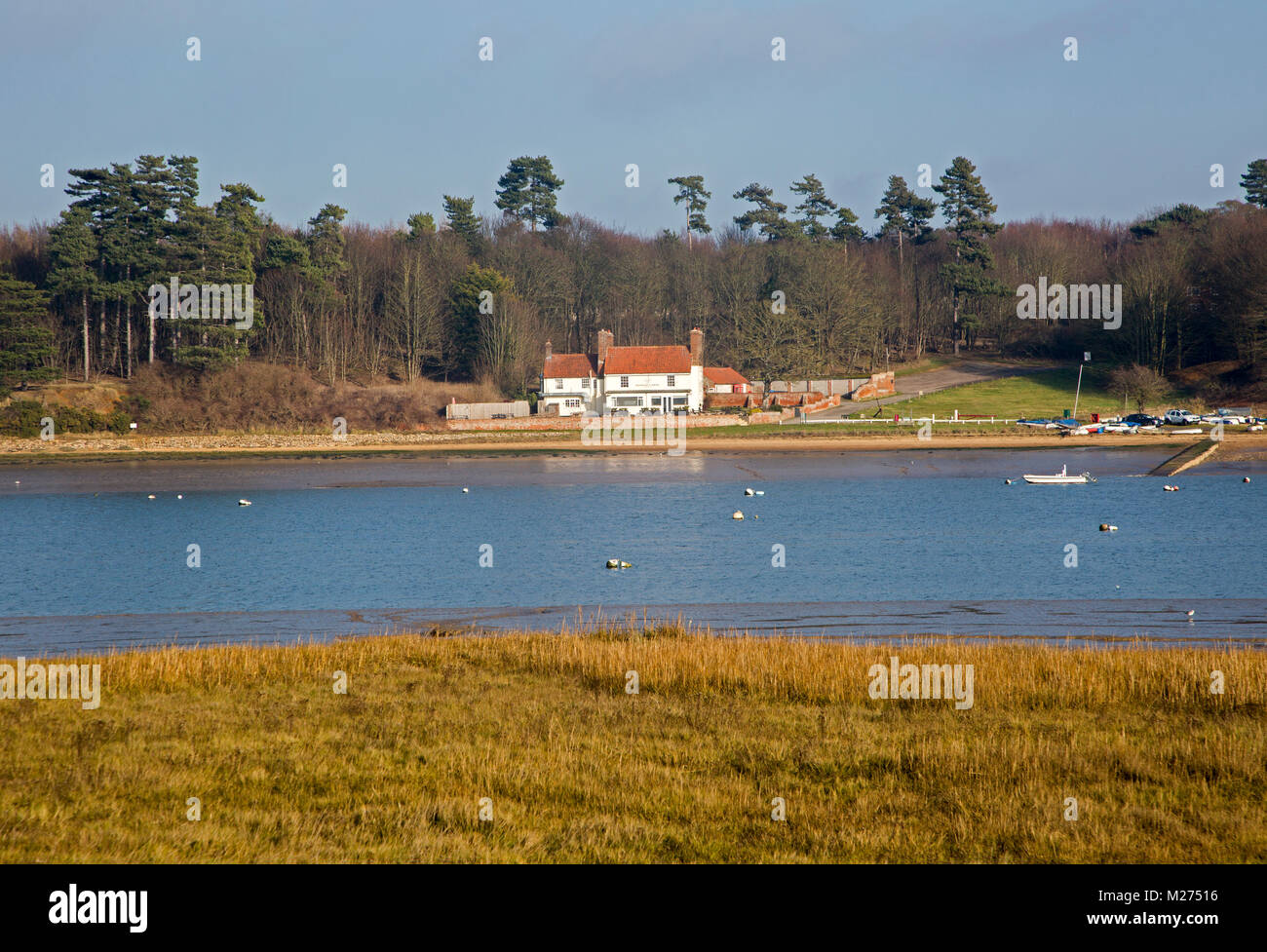 Ramsholt Arms pub sul fiume Deben, viste da vicino Kirton Creek, Suffolk, Inghilterra, Regno Unito Foto Stock