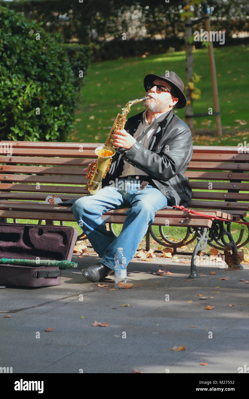 Madrid, Spagna -- Novembre 3, 2017: musicista di strada in posizione di parcheggio Foto Stock