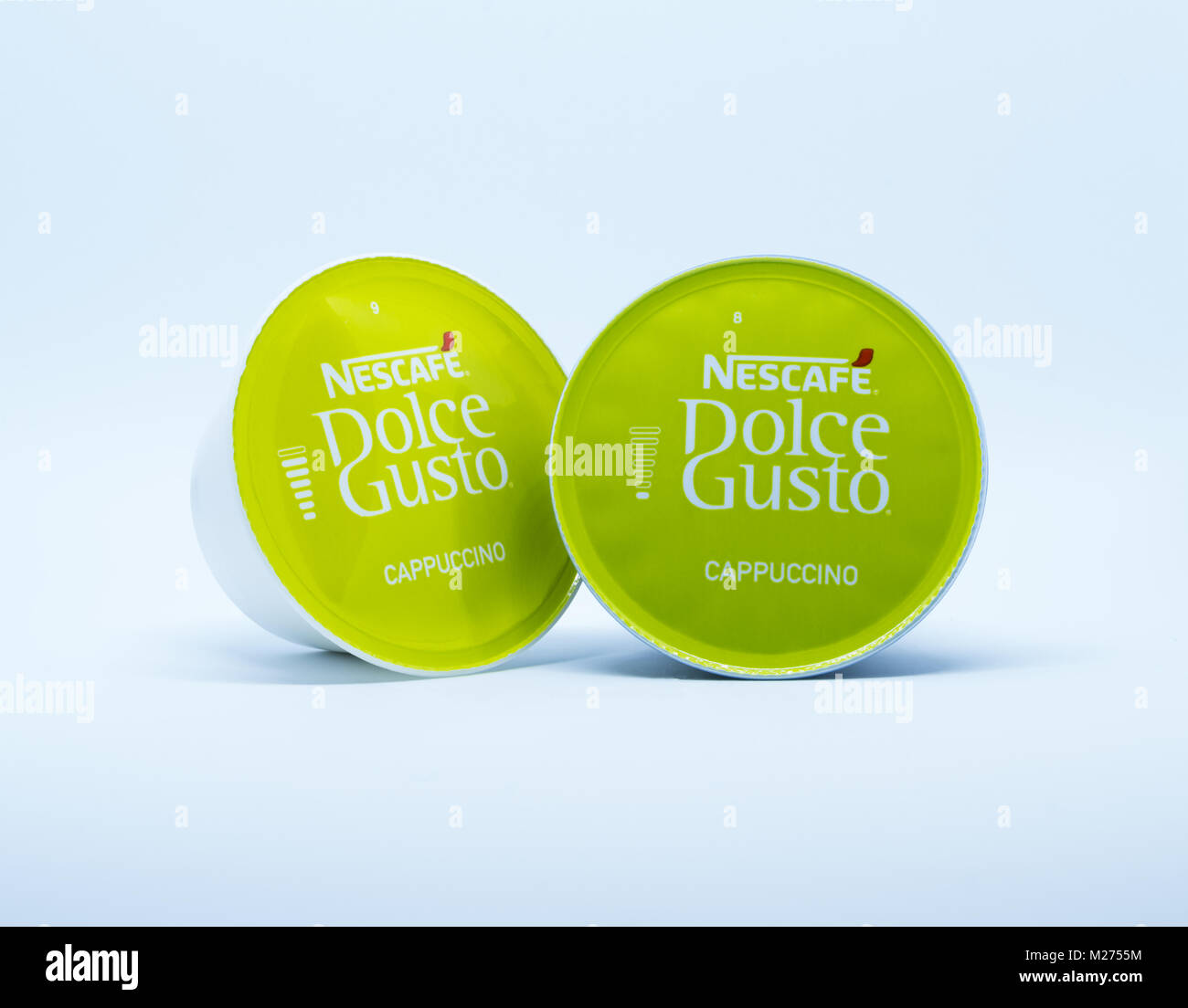 Largs, Scozia - Febbraio 02, 2018: due piccoli cappuccino ricariche per il Nescafe' Dolce Gusto macchine da caffè su una bianca backgropund. Fast becomo Foto Stock