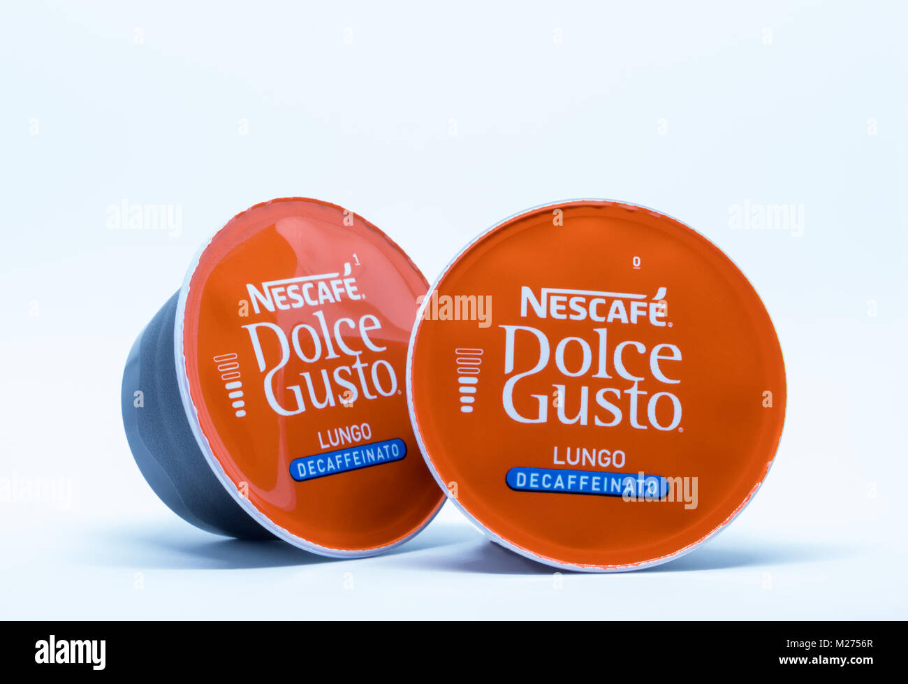 Largs, Scozia - Febbraio 02, 2018: due piccoli decaffe ricariche per il Nescafe' Dolce Gusto macchine da caffè su una bianca backgropund. Fast becomong Foto Stock