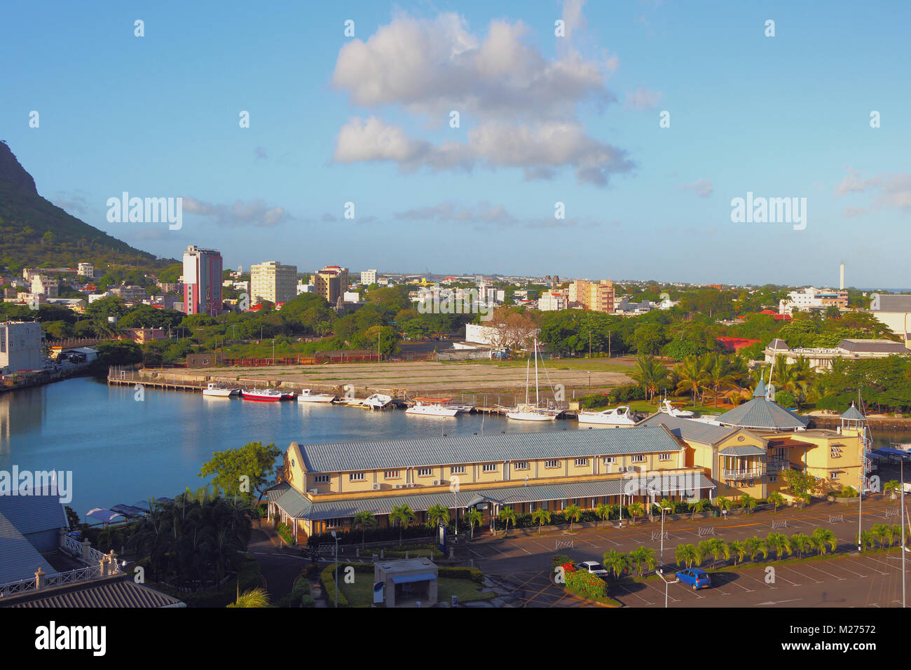Parcheggio , yacht-club e la periferia della città. Port Louis, Maurizio Foto Stock