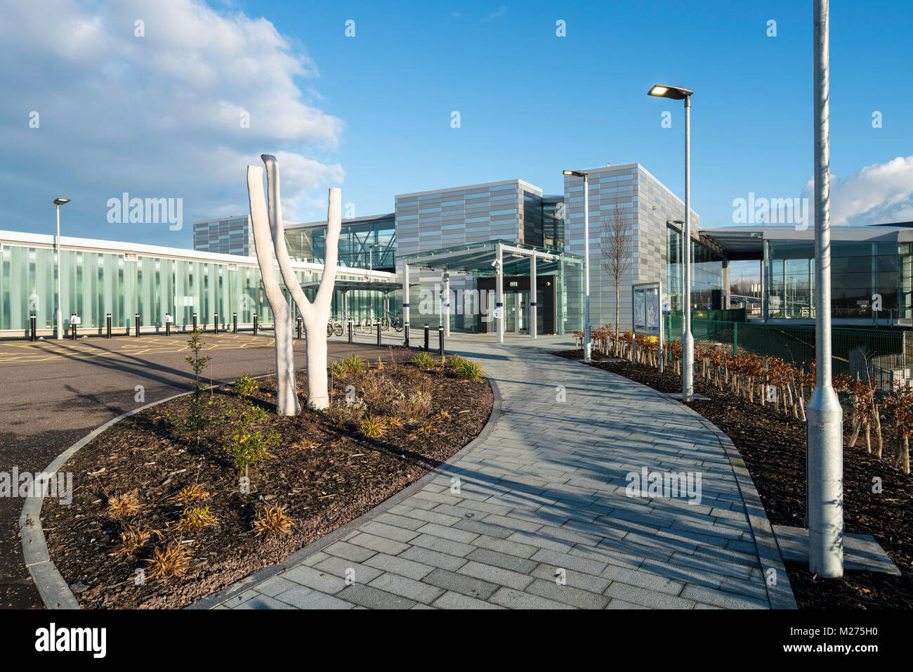 Vista del moderno Gateway di Edimburgo la stazione ferroviaria e la stazione del tram che collega Scotrail treno passeggeri con il Tram di Edimburgo link a Edimburgo, Scozia Foto Stock