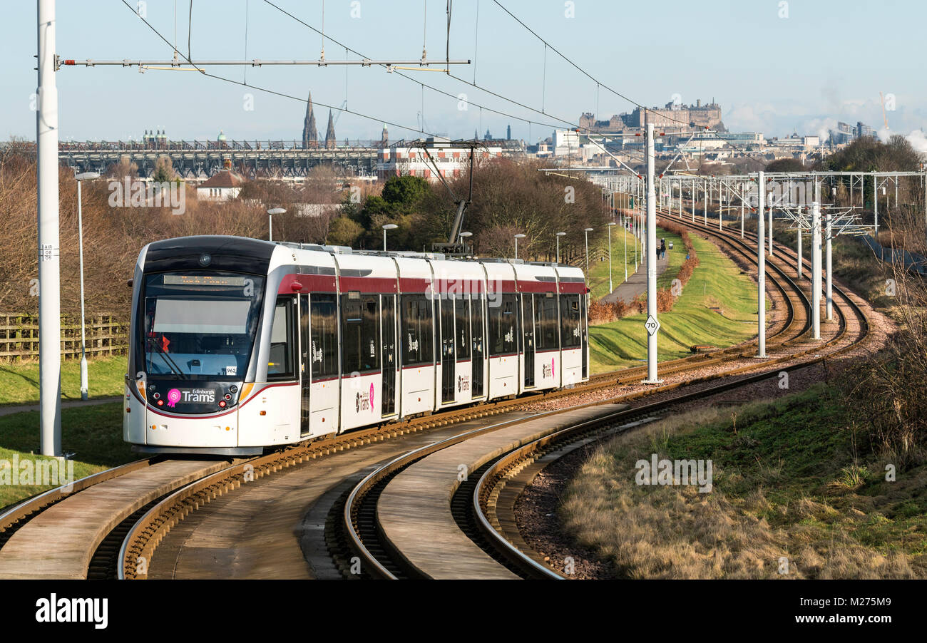 Vista di Edimburgo il tram che collega l'aeroporto di Edimburgo con il centro della città, Scotland, Regno Unito Foto Stock