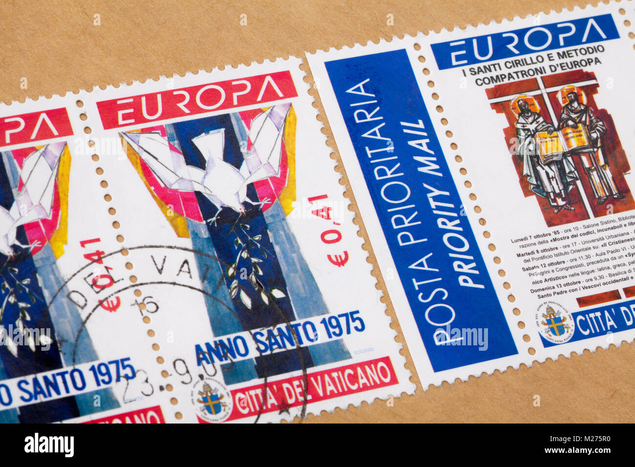 Timbri dal Vaticano in una lettera stampigliata, Vaticano, Italia, Europa, Gestempelte Briefmarken aus dem Vatikan, Europamarken Foto Stock