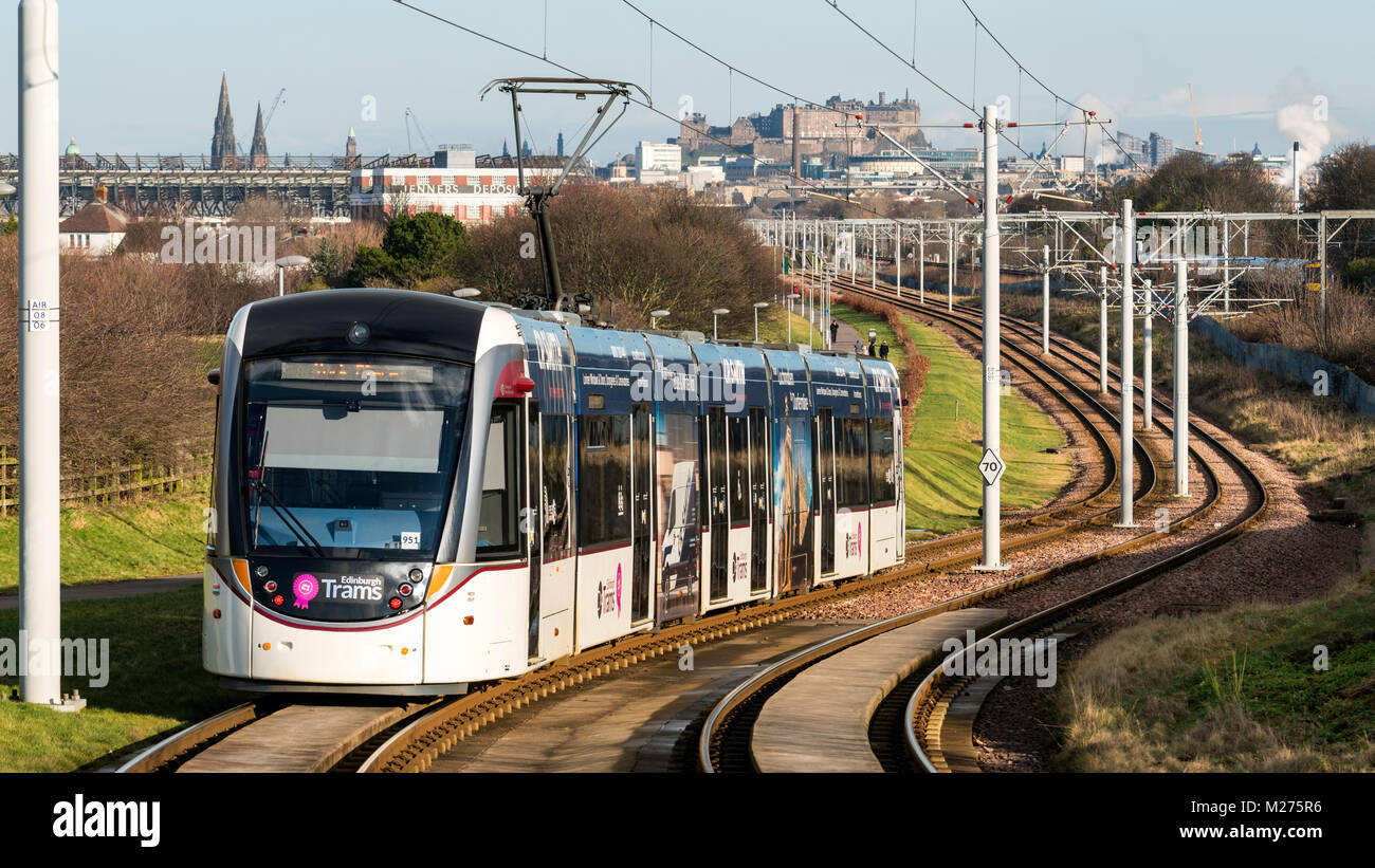 Vista di Edimburgo il tram che collega l'aeroporto di Edimburgo con il centro della città, Scotland, Regno Unito Foto Stock