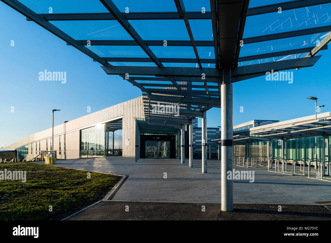 Vista del moderno Gateway di Edimburgo la stazione ferroviaria e la stazione del tram che collega Scotrail treno passeggeri con il Tram di Edimburgo link a Edimburgo, Scozia Foto Stock