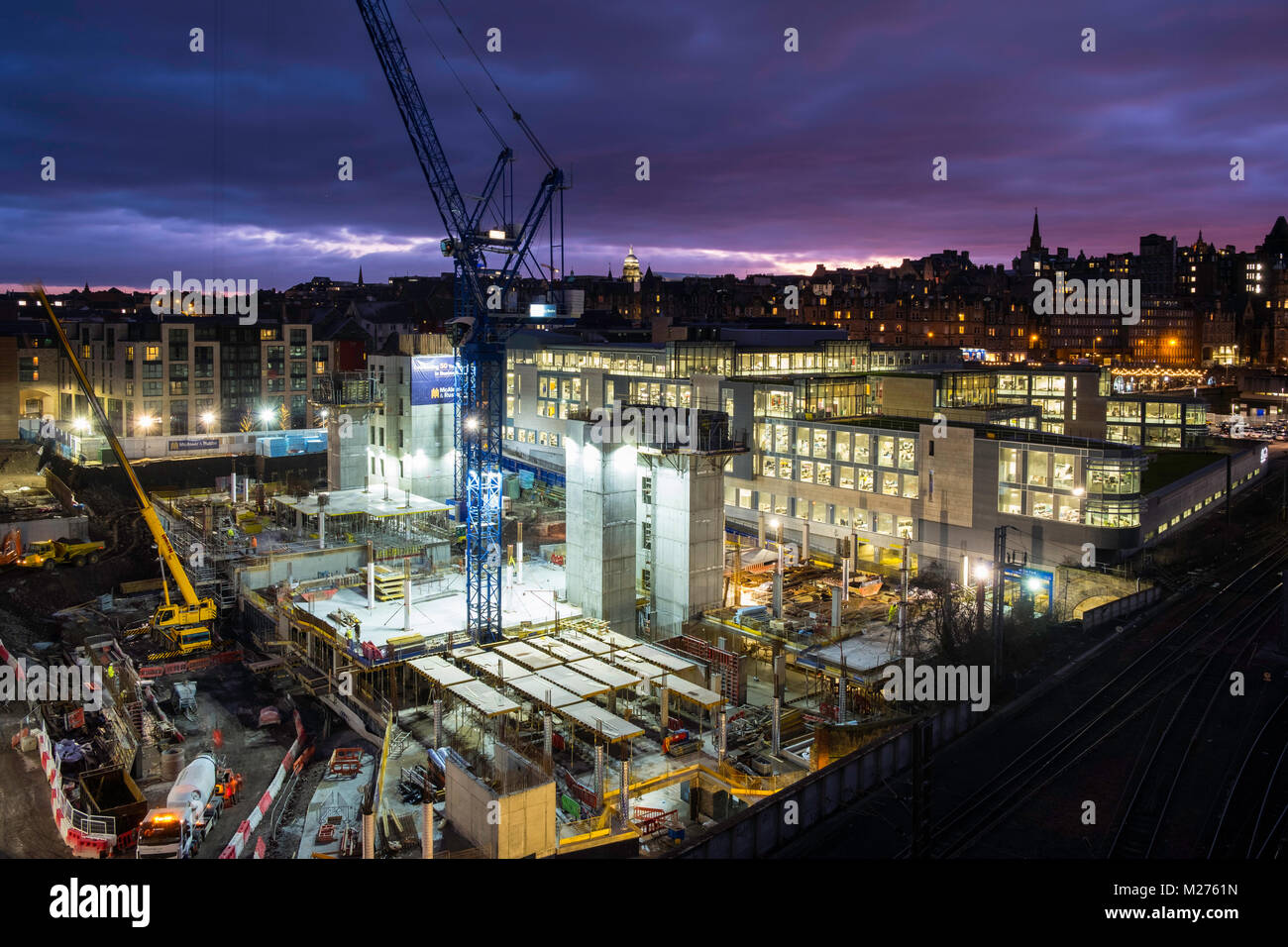 Vista notturna del cantiere della nuova fase di Waverley 2 Uffici progetto. Misti commerciali, retail e sviluppo residenziale in Edinburgh Foto Stock