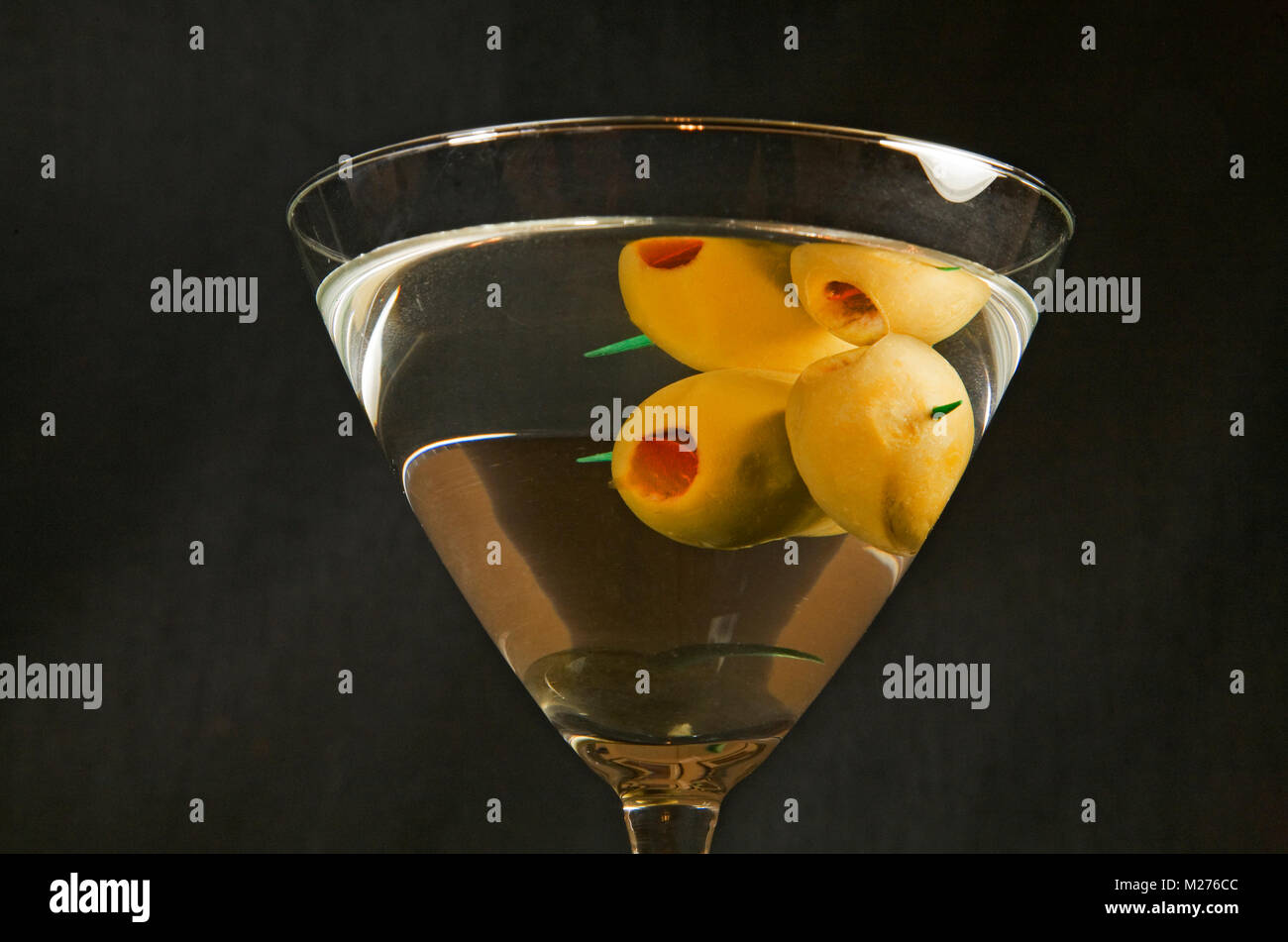 Un secco vodka martini con due olive su uno sfondo scuro Foto Stock