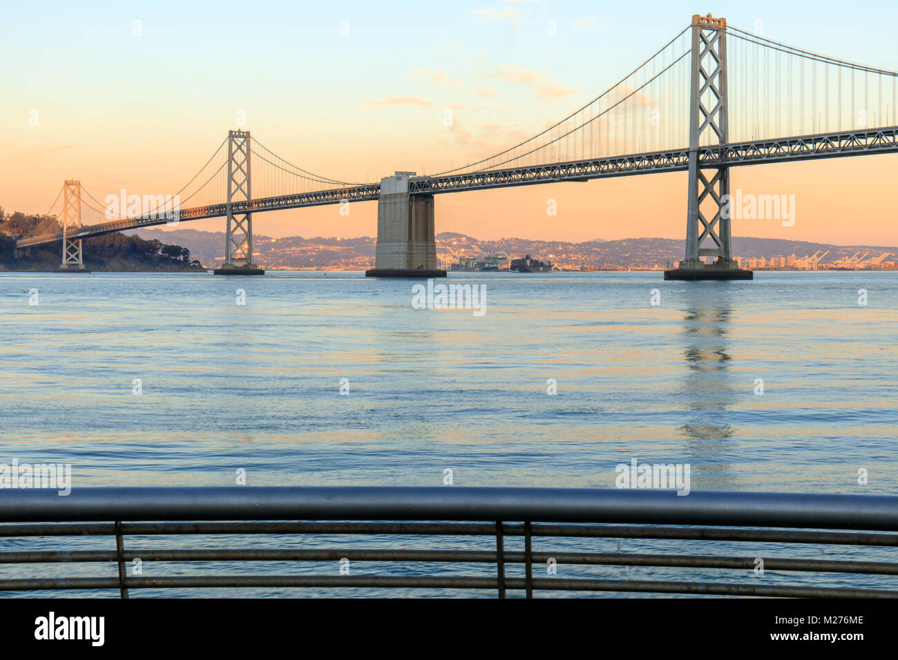 Ponte della Baia di San Francisco e Pier 14 rotaie al tramonto. Foto Stock