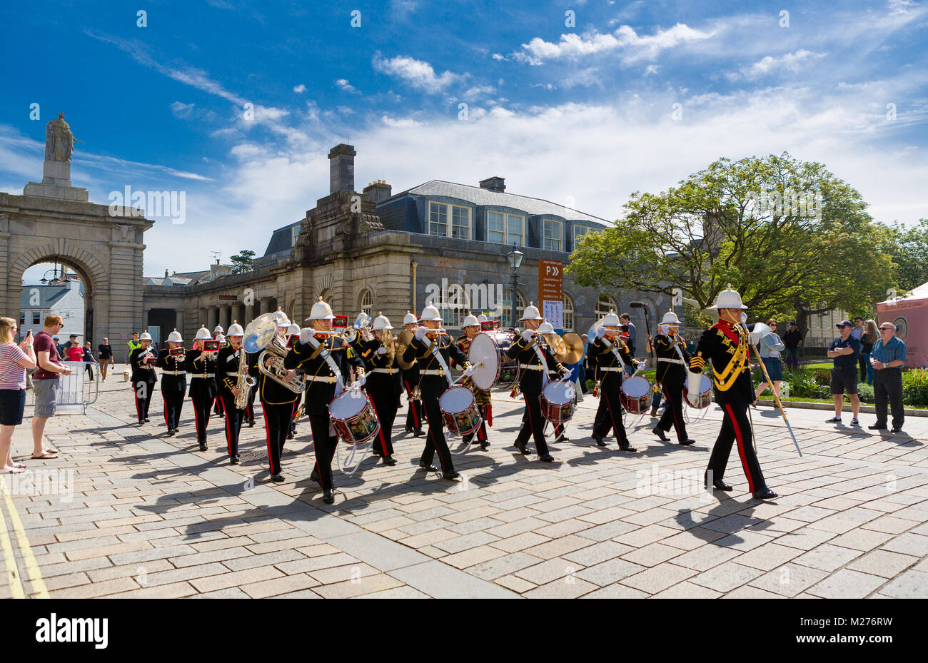 La banda della proteina antigenica HM Royal Marines Marzo a Plymouth il Royal William Yard in una luminosa giornata di sole. Foto Stock
