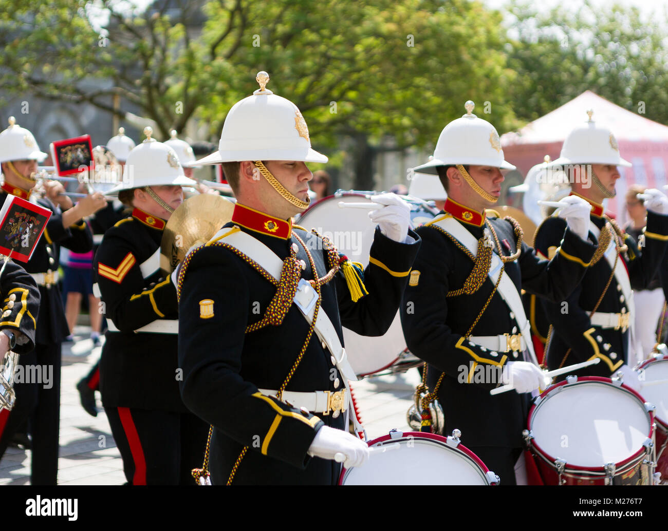 La banda della proteina antigenica HM Royal Marines Marzo a Plymouth il Royal William Yard in una luminosa giornata di sole. Foto Stock