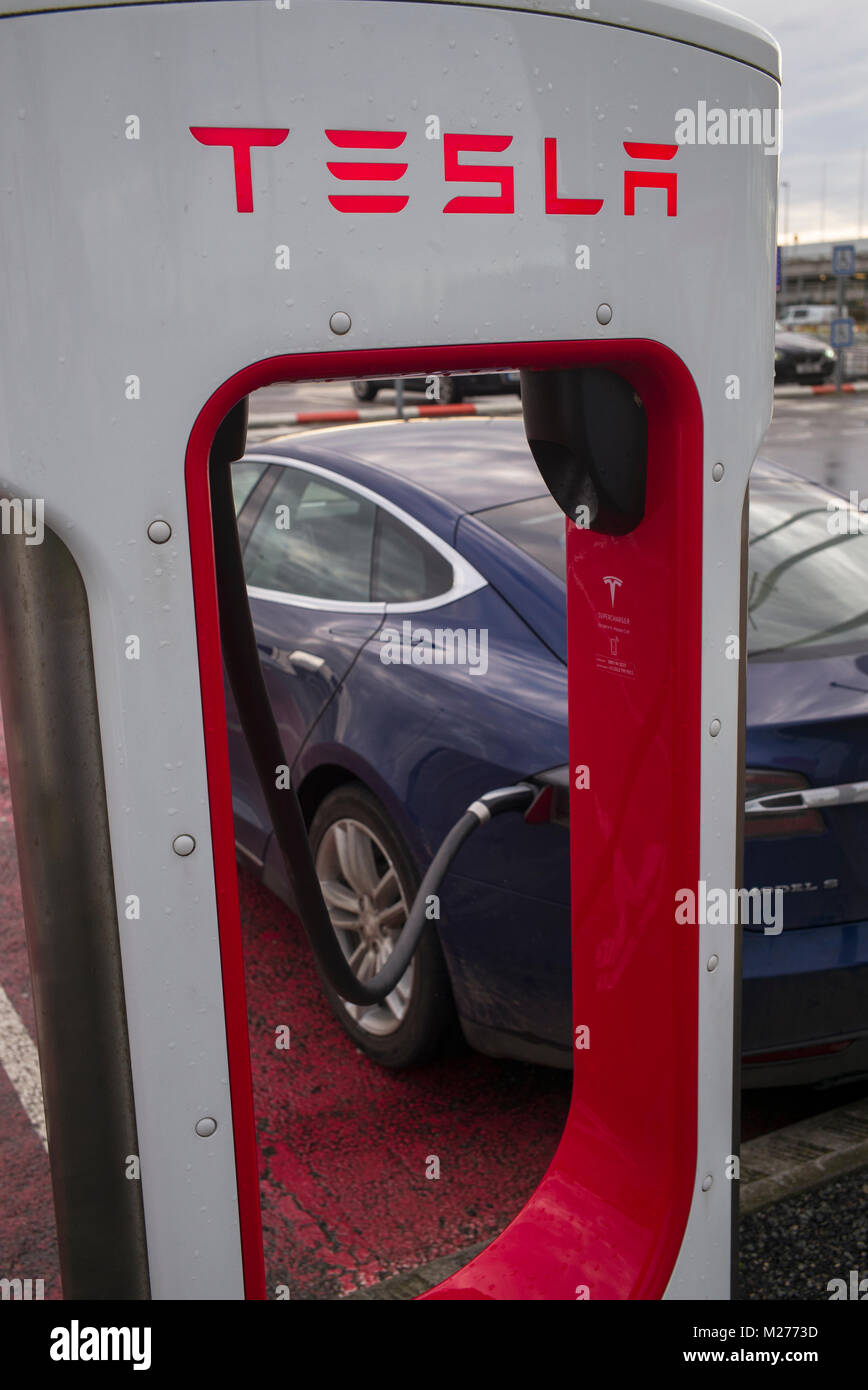 Tesla auto elettrica punto di carica a Eurotunnel parcheggio auto,Calais Francia. Gennaio 2018 Foto Stock