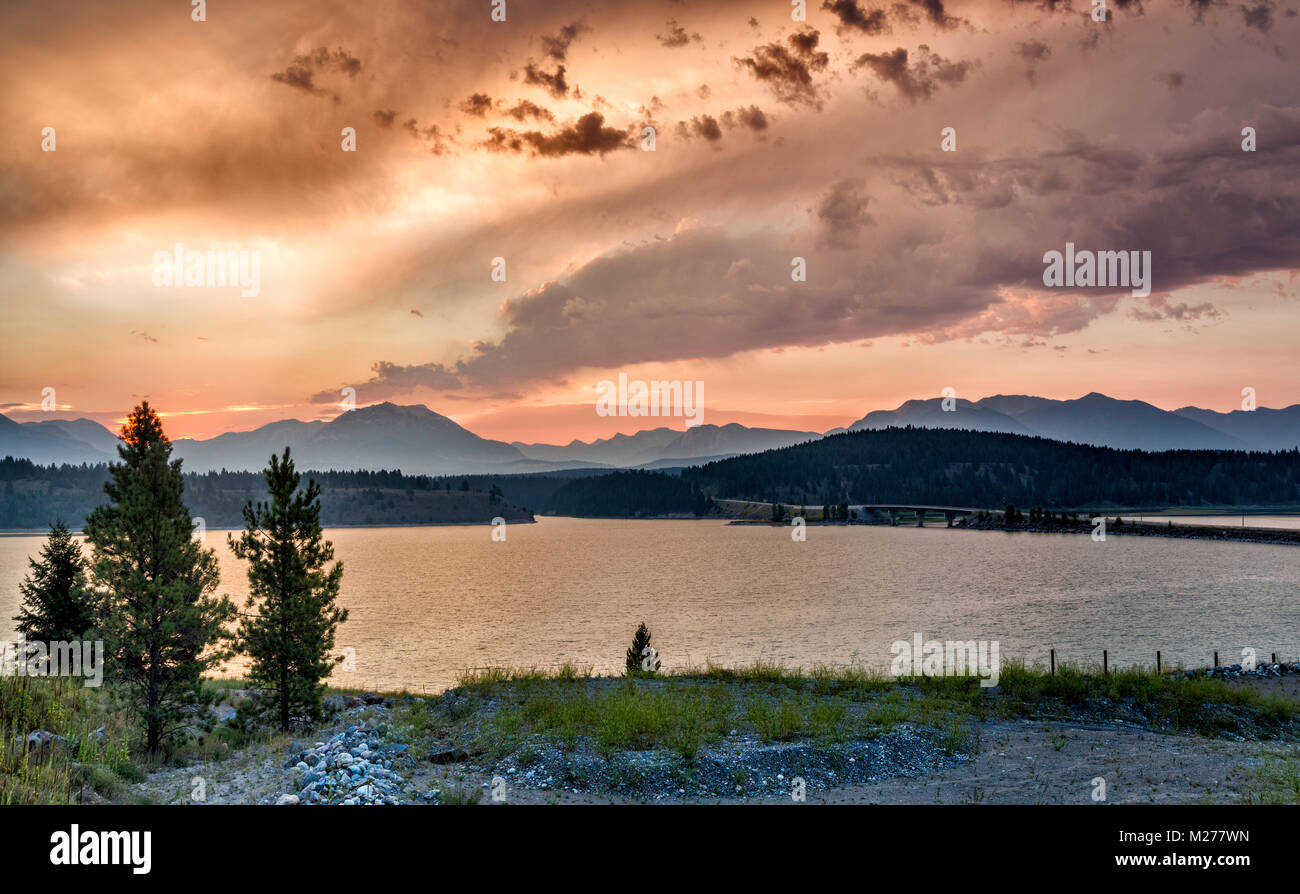 Lago Koocanusa, un serbatoio su Kootenay River, Canadian Rockies a distanza, all'alba, East Kootenay Regione, British Columbia, Canada Foto Stock