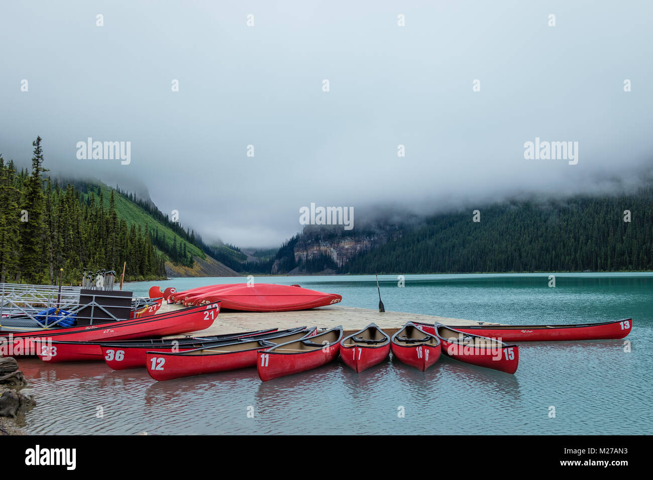 Canoe sul Lago Louise Foto Stock