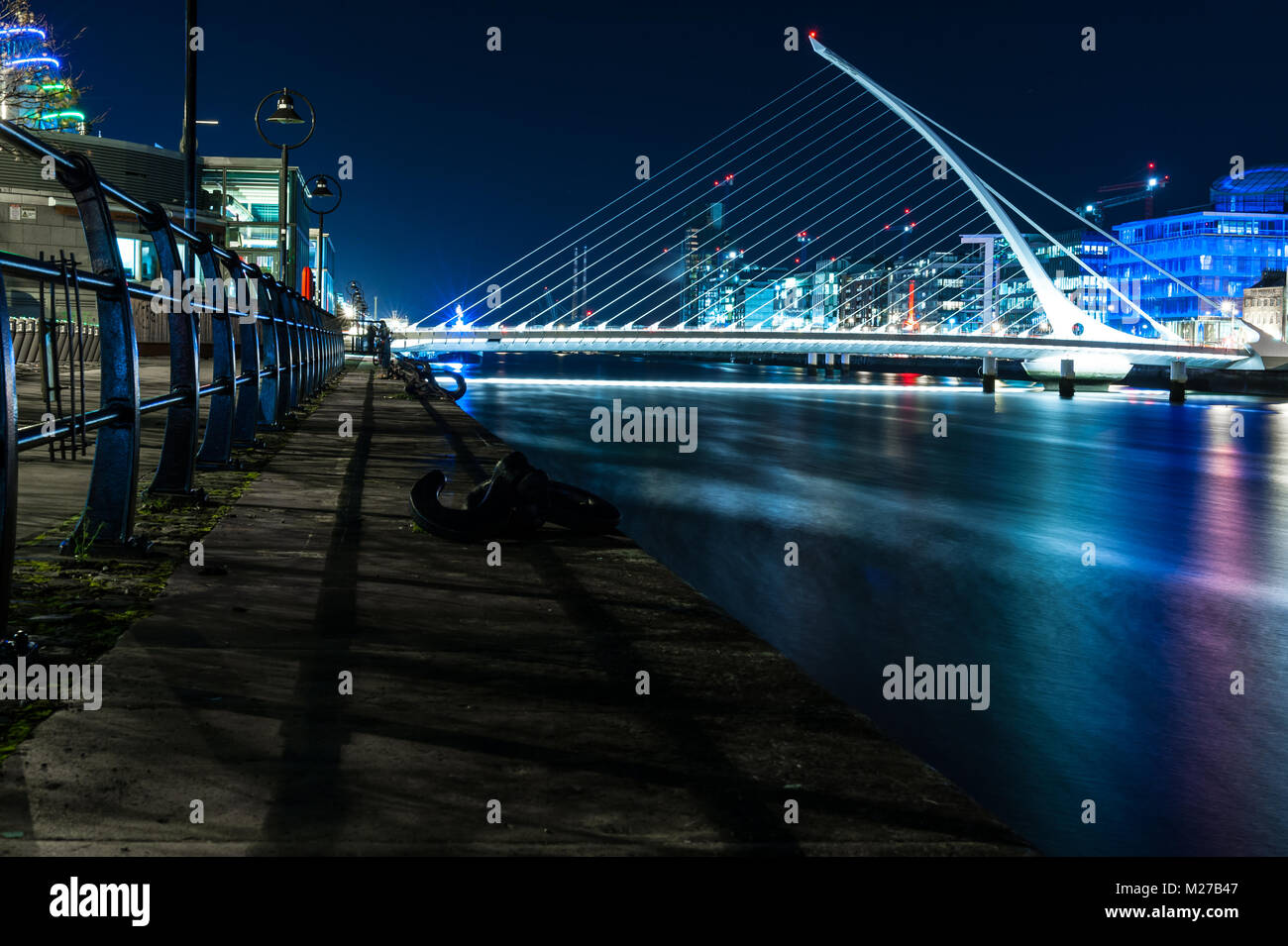 Samuel Beckett Bridge di notte dall'architetto Santiago Calatrava, è un cavo-alloggiato bridge a Dublino che unisce Sir John Rogerson's Quay sulla s Foto Stock