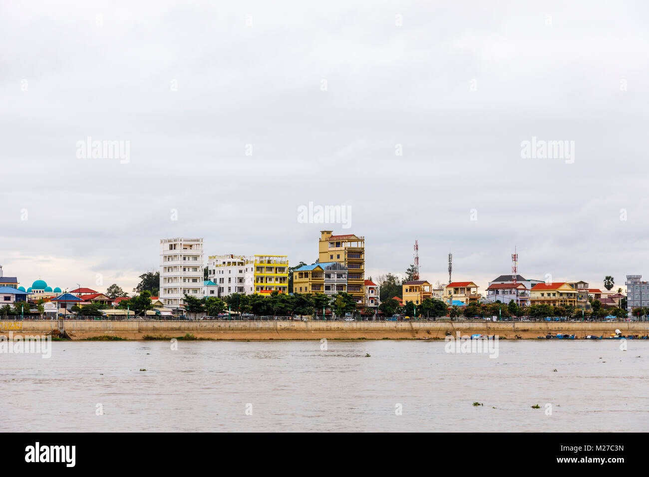 Riverside tipico appartamento residenziale edifici e case vista, riva del fiume Tonle Sap, Phnom Penh, città capitale della Cambogia, sud-est asiatico Foto Stock
