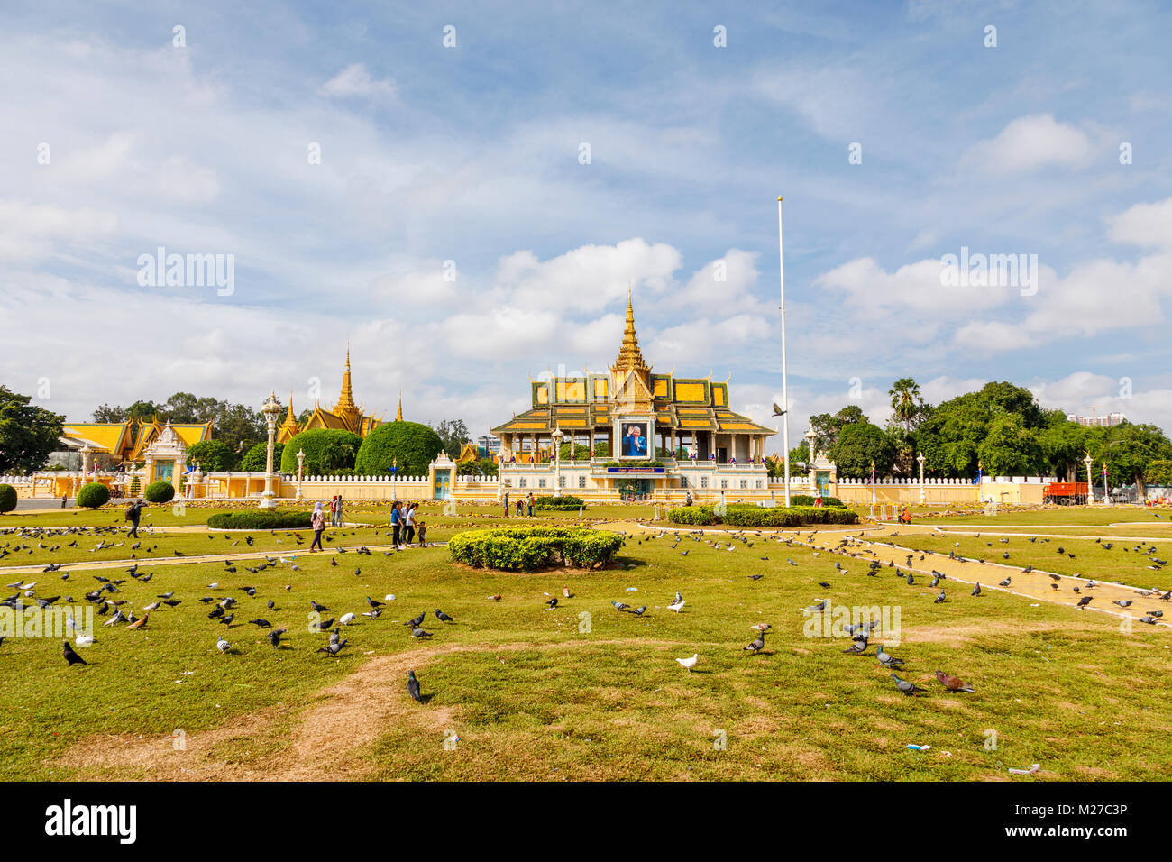 L'iconico storico Royal Palace e alla Pagoda d'argento visto dal Royal Palace Park, centro di Phnom Penh, città capitale della Cambogia, sud-est asiatico Foto Stock