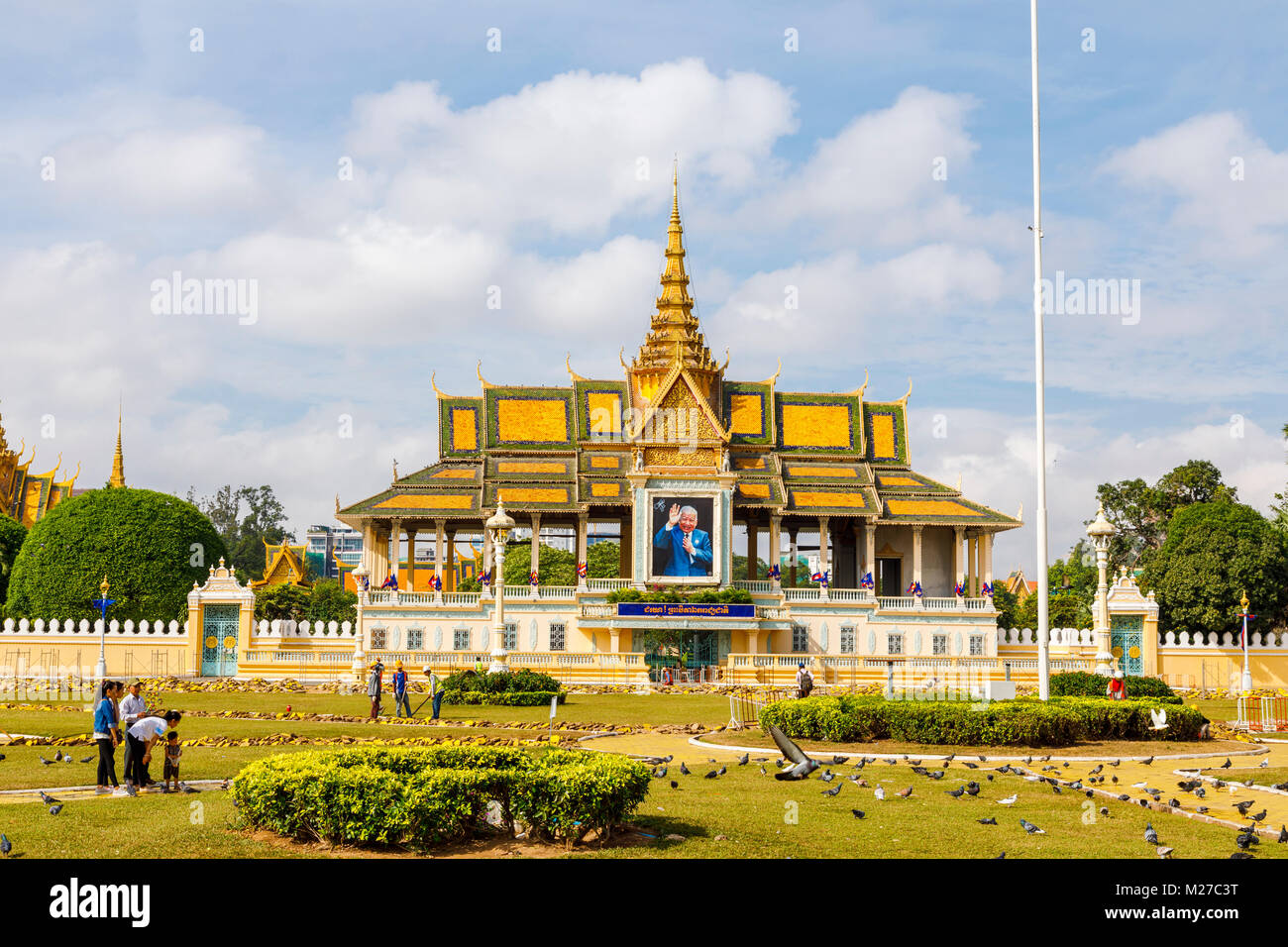 L'iconico storico Royal Palace e alla Pagoda d'argento visto dal Royal Palace Park, centro di Phnom Penh, città capitale della Cambogia, sud-est asiatico Foto Stock
