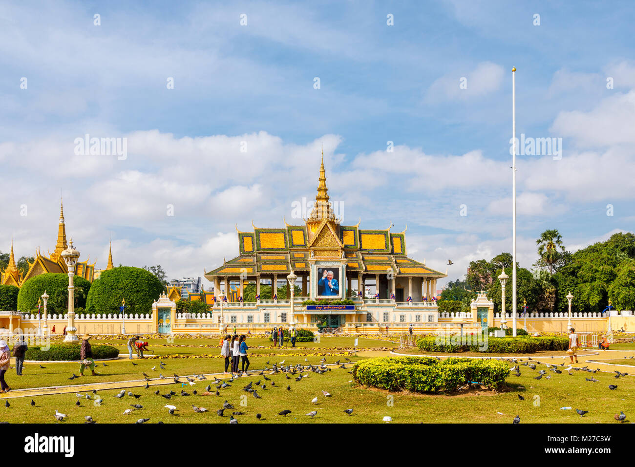 L'iconico storico Royal Palace e alla Pagoda d'argento visto dal Royal Palace Park, centro di Phnom Penh, città capitale della Cambogia, sud-est asiatico Foto Stock