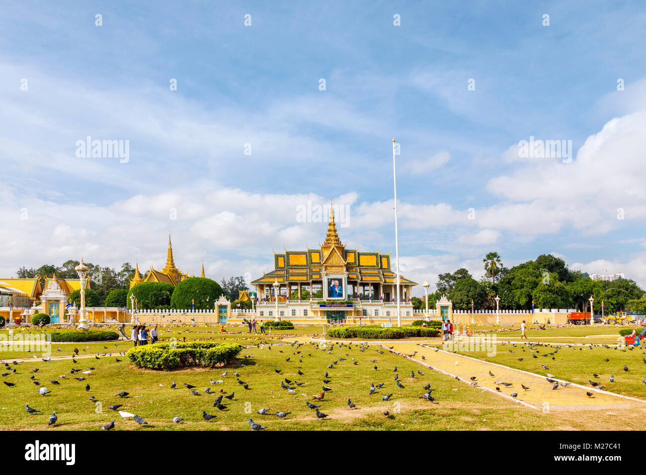 L'iconico storico Royal Palace e alla Pagoda d'argento visto dal Royal Palace Park, centro di Phnom Penh, città capitale della Cambogia, sud-est asiatico Foto Stock