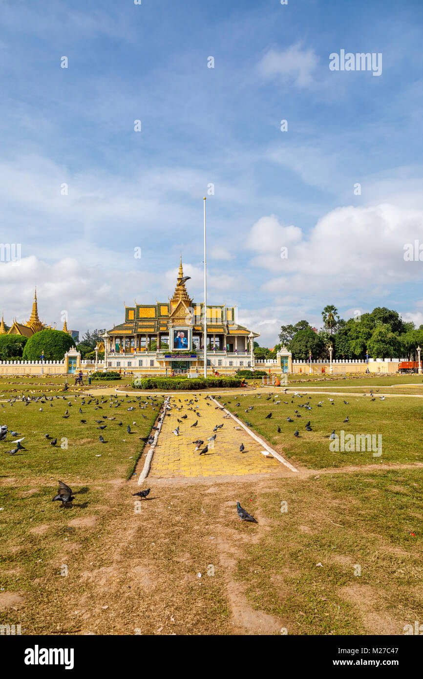 L'iconico storico Royal Palace e alla Pagoda d'argento visto dal Royal Palace Park, centro di Phnom Penh, città capitale della Cambogia, sud-est asiatico Foto Stock