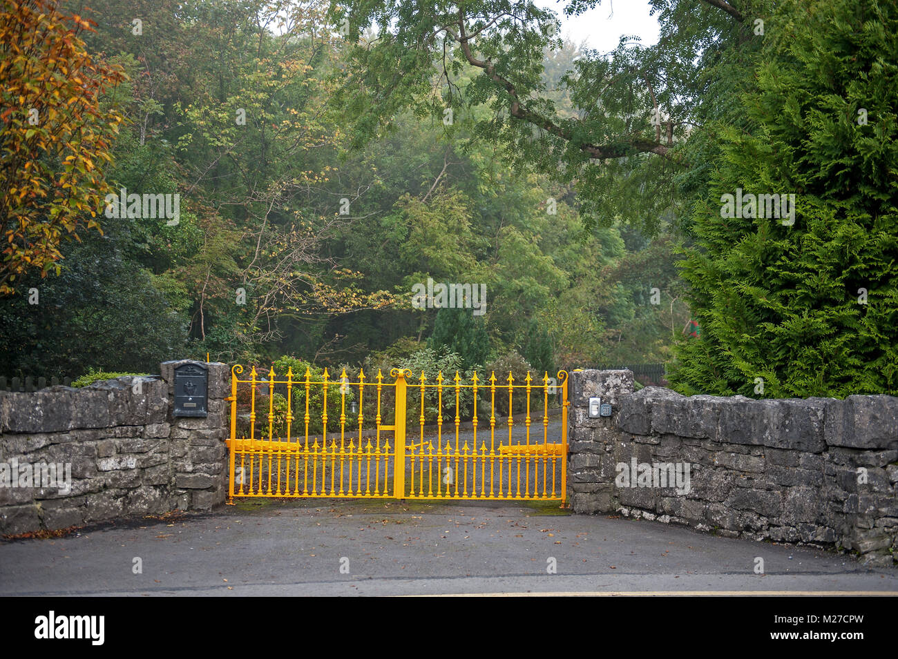 Giallo a portellone chiuso Foto Stock