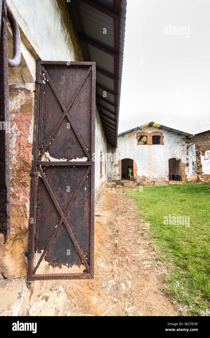 Dettaglio di una porta metallica di un prision abbandonati a Ile Royale, una delle isole di Iles du Salut (isole di salvezza) in Guiana francese. Questi islan Foto Stock