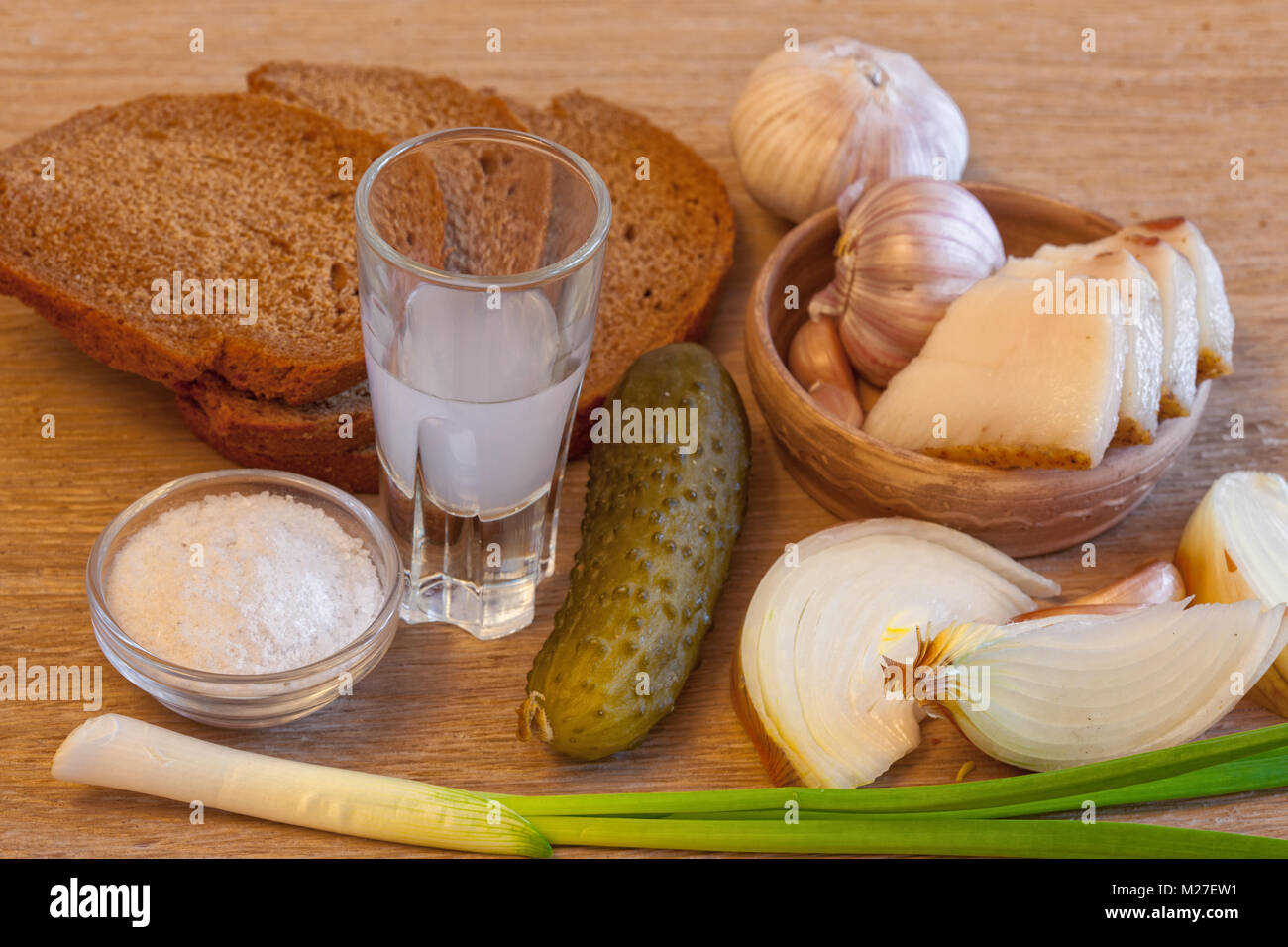 Pane e pancetta moonshine con cipolla rigogliosa la tabella per il russo Foto Stock