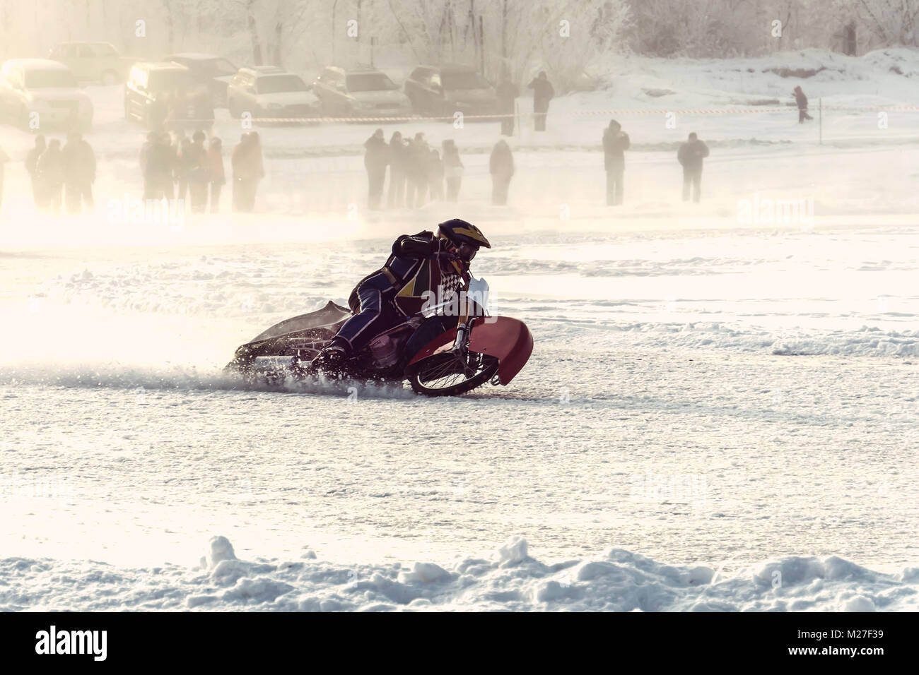 Un punto estremo del racing. sconosciuto pilota al concorso in inverno Speedway fa una curva pericolosa inclinazione della moto al suolo. gara su Foto Stock