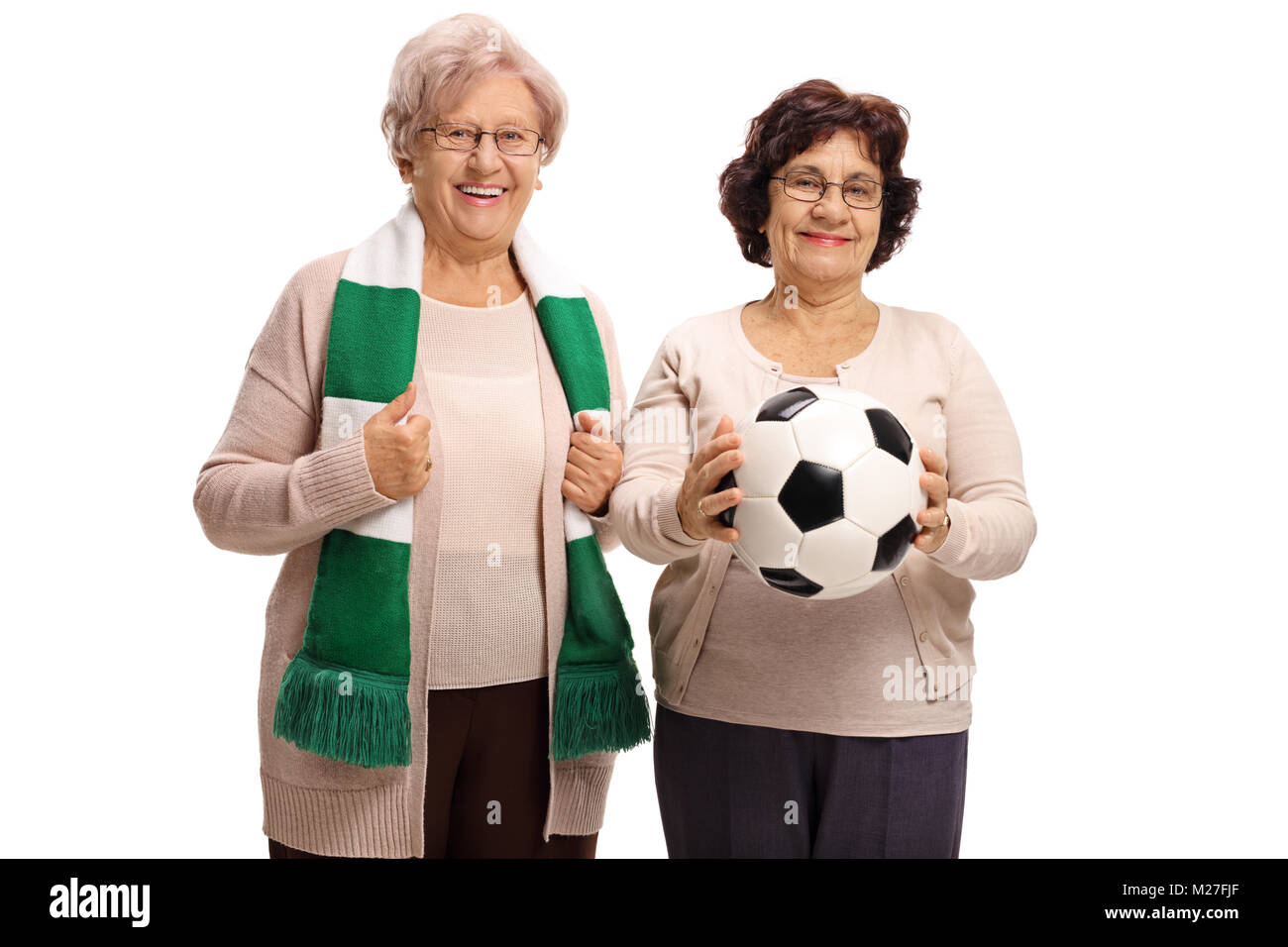 Femmina anziani appassionati di calcio con una sciarpa e un isolato di calcio su sfondo bianco Foto Stock