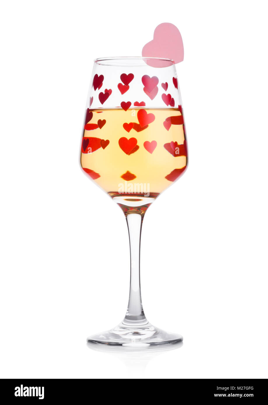 Bicchiere di whitewine con rosso e rosa forma di cuore per il giorno di san valentino su sfondo bianco Foto Stock